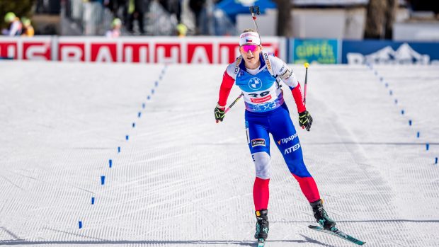 Biatlonistka Lucie Charvátová v cíli stíhacího závodu na mistrovství světa ve švýcarském Lenzerheide