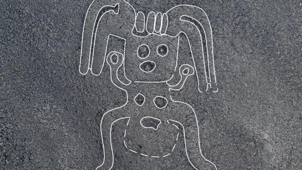 Obrazec humanoida na planině Nazca patří mezi více než stovku nově oběvených geoglyfů. Japonští vědci zvýraznili hrany erozí poničeného obrazce.