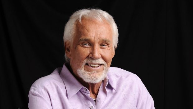 Ve věku 81 let zemřel country zpěvák Kenny Rogers.