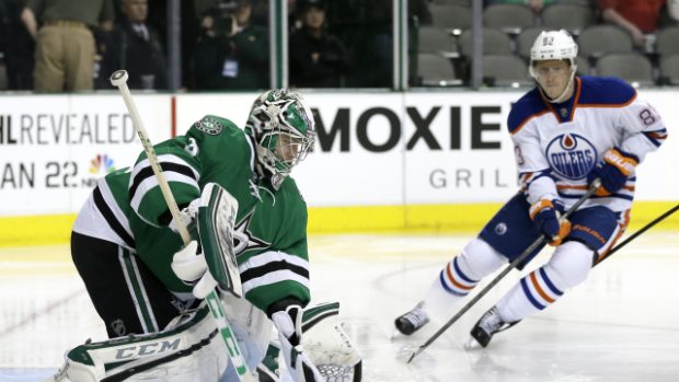 Aleš Hemský (vpravo) v dresu Edmontonu Oilers, kde strávil většinu své kariéry v NHL