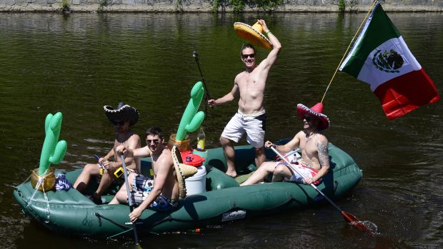 Vodáci si užívají horkého počasí při sjíždění Vltavy v Českém Krumlově. Na řadě míst Česka 6. května padly teplotní rekordy.