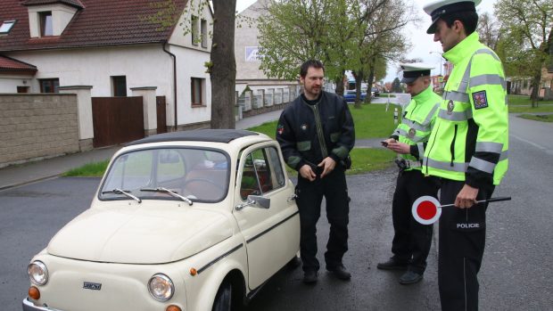 Policisté měří rychlost na více než tisícovce míst po celé zemi.