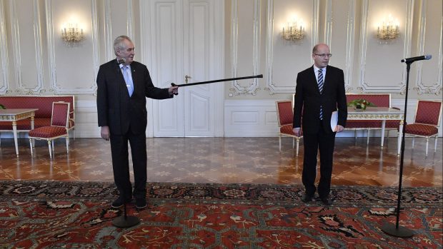Prezident mu hůlkou pokynul, aby začal mluvit a řekl, že „to (mikrofon) MÁŠ obráceně.“