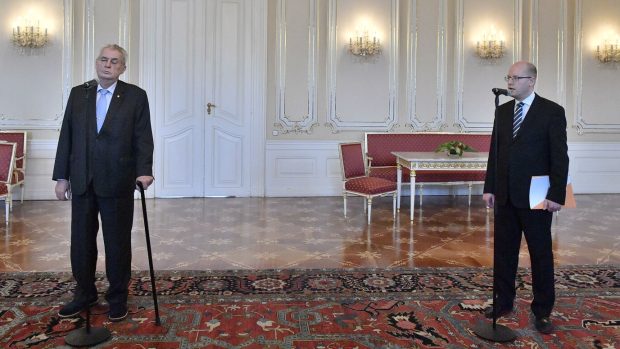 Následně začal mluvit Zeman. Sekretariát ho prý informoval o tom,že pan premiér chce přijet na Hrad podat demisi. Popřál tedy Sobotkovi hodně štěstí a pohody do života.