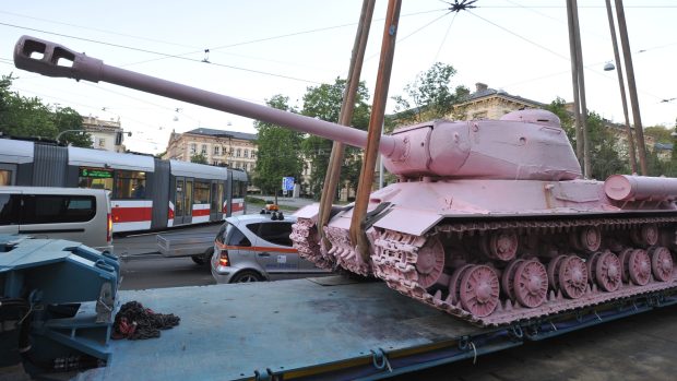 Brno má novou atrakci. &#039;Přijel&#039; růžový tank přemalovaný Davidem Černým