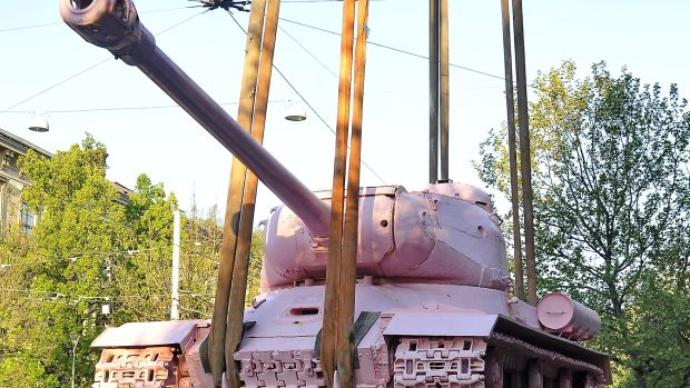 Brno má novou atrakci. &#039;Přijel&#039; růžový tank přemalovaný Davidem Černým. Exponát má lidi nalákat na výstavu Kmeny 90 v Moravské galerii.