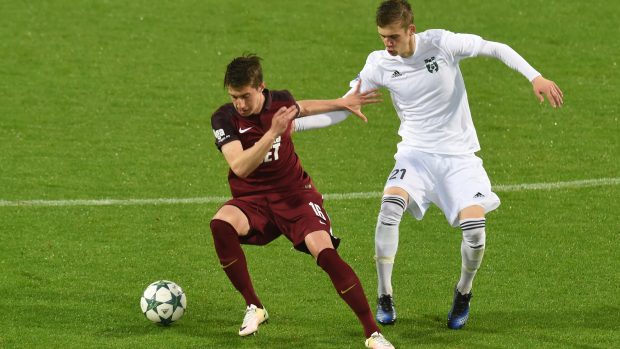 Fotbalista Sparty Michal Sáček (vlevo) svádí souboj o míč s Tomášem Wágnerem z Karviné.