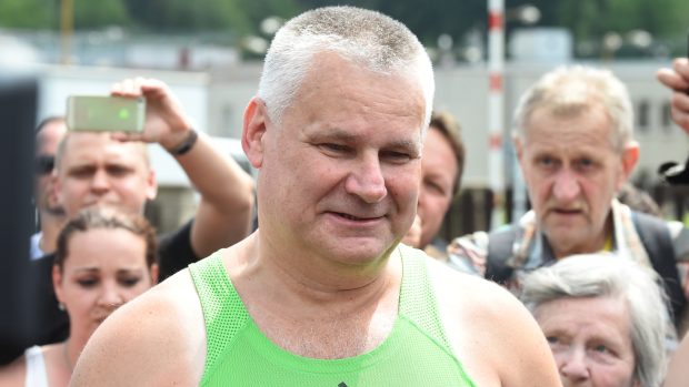 Jiří Kajínek opouští rýnovickou věznici v Jablonci nad Nisou.