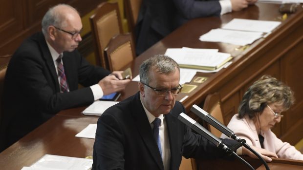 Předseda TOP 09 Miroslav Kalousek na pátečním zasedání Poslanecké sněmovny.
