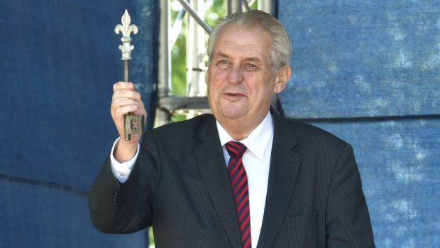 Prezident Zeman v Lidicích převzal symbolické klíče od obce