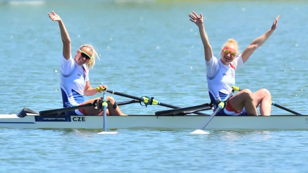 Ženský dvojskif ve složení Kateřina Fleissnerová (vlevo) a Lenka Antošová vybojoval zlato.