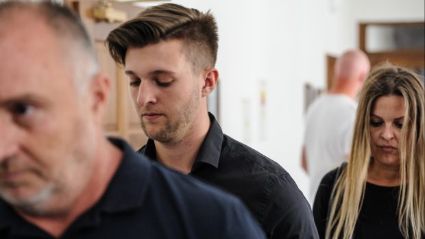 Obžalovaný Christoph Steinert (uprostřed) přichází k Okresním soudu v Písku, který by měl 5. června vynést nad Steinertem rozsudek.