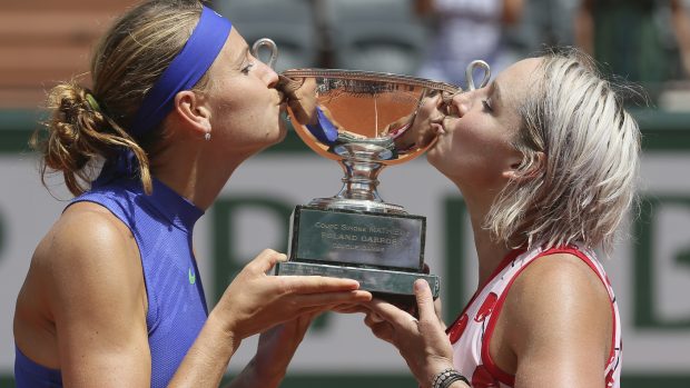 Lucie Šafářová (vlevo) a její deblová partnerka Bethanie Matteková-Sandsová s trofejí pro vítěze French Open.