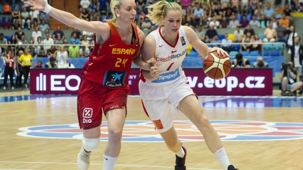 Česká basketbalistka Alena Hanušová se snaží přejít přes Španělku Lauru Gilovou.