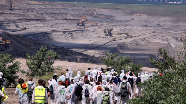 Přes dvě stovky lidí protestovaly 24. června u Horního Jiřetína na Mostecku proti prolomení limitů těžby uhlí. Účastníci protestního pochodu došli na hranu lomu ČSA, kde udělali živý řetěz značící hranici limitů těžby.