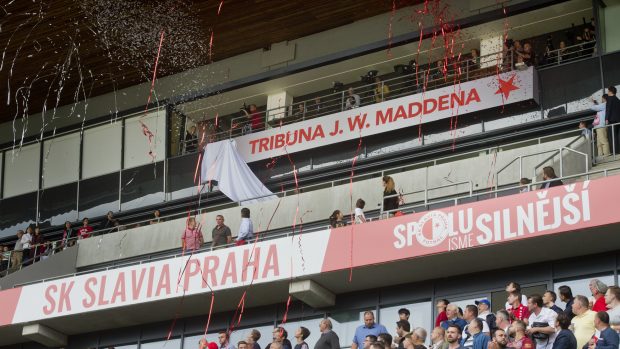 Slavia pojmenovala hlavní tribunu po Johnovi Maddenovi.