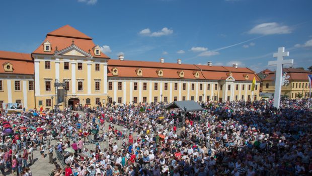 Slavnostní poutní mší svatou pokračovaly 5. července na Velehradě na Uherskohradišťsku cyrilometodějské Dny lidí dobré vůle, kterými se připomíná příchod věrozvěstů sv. Cyrila a Metoděje na Velkou Moravu v roce 863.