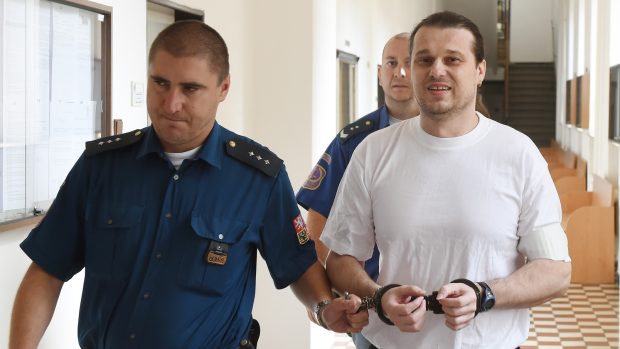 Vlastimil Hýža (vpravo) přichází ke krajskému soudu v Ostravě, který začal 17. července projednávat jeho případ. Muž podle obžaloby získal a nezákonně dál prodal léky na spaní v hodnotě zhruba 1,6 milionu korun
