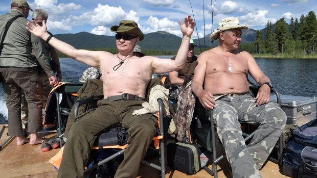 Ruský prezident Vladimir Putin (vlevo) a ministr obrany Sergej Šojgu na rybolovu.