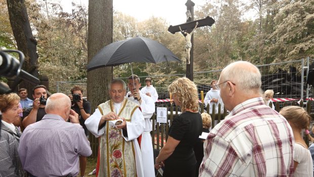 Místní farář Kazimierz Plachta sloužil mši u vyhořelého kostela Božího těla