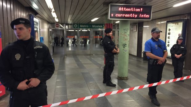 V centru Prahy byla večer 4. září kvůli odloženému zavazadlu uzavřena stanice metra Můstek. Na místo vyrazili policejní pyrotechnici.
