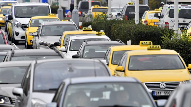 Protest pražských taxikářů proti službám typu Uber. Na snímku je kolona vozů protestujících řidičů taxislužby při jízdě od letiště.