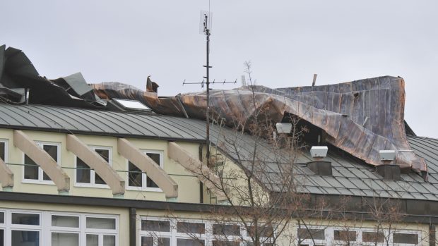 Silný vítr odfoukl plechovou střechu na budově základní školy v Brně-Líšni v ulici Horníkova.