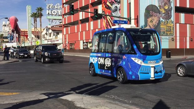 Minibus bez řidiče při testovací jízdě v Las Vegas