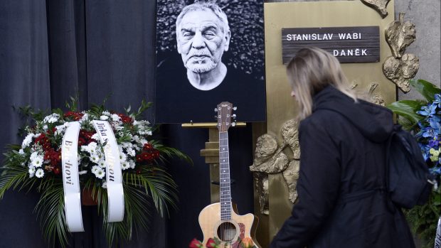 Poslední rozloučení provázel velký zájem jeho fanoušků i spolupracovníků, z nichž mnozí dorazili s květinou v ruce.