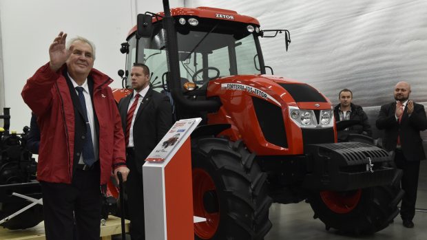 Prezident Miloš Zeman na návštěvě v sídle Zetoru dostal červenou bundu s logem firmy