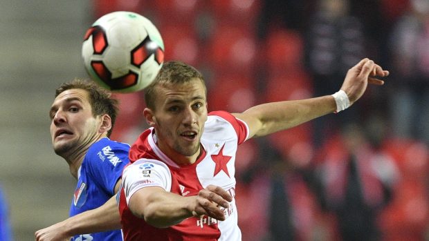 Tomáš Souček ze Slavie v souboji s Tomášem Poznarem z Baníku