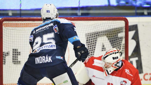 Plzeňský střelec Miroslav Indrák proti olomouckému Konrádovi