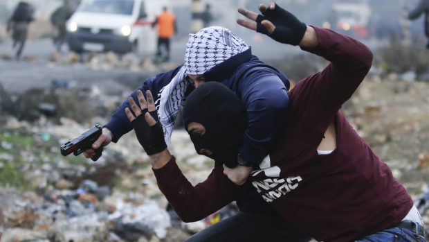 Izraelská policie zatýká palestinského demonstranta během protestů proti rozhodnutí amerického prezidenta Donalda Trumpa o uznání Jeruzaléma jako hlavního města Izraele