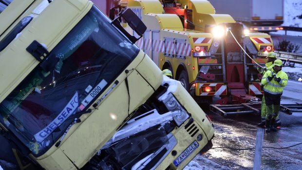 Provoz na dálnici D1 kolem 100. kilometru u Větrného Jeníkova byl omezen na jeden jízdní pruh kvůli odklízení převráceného kamionu