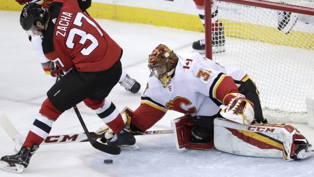 Pavel Zacha povedeným zakončením mezi nohama překonává Davida Ritticha v brance Calgary.