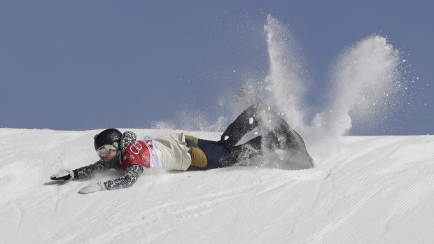 Snowboardistka Kateřina Vojáčková při kvalifikaci v Big Airu na olympijských hrách.