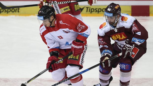 Michal Řepík v souboji s olomouckým Bruno Mrázem.