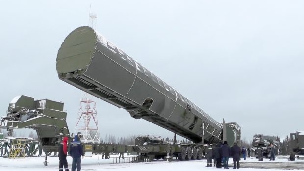 O existenci několika zbrojních systémů, jako je například nová mezikontinentální raketa RS-28 Sarmat, se dobře vědělo a jejich testy byly dříve hlášeny. Novinkou je ovšem představení moderního ruského arzenálu jakožto odpovědi na americkou politiku.