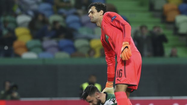 Plzeňský gólman Hruška během osmifinálového zápasu se Sportingem Lisabon.