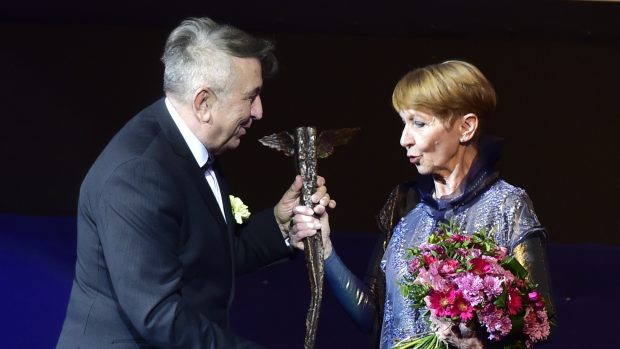 Herečka Daniela Kolářová převzala na Febiofestu cenu Kristián za celoživotní přínos kinematografii. Vlevo je prezident festivalu Fero Fenič.