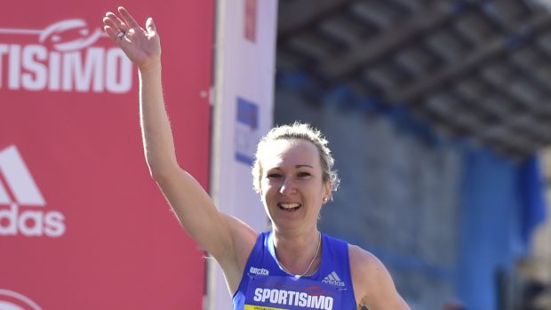 Eva Vrabcová Nývltová v cíli pražského půlmaratonu