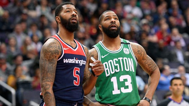 Bratři Markieff a Marcus Morrisové v konkurenčních dresech Washingtonu a Bostonu během vzájemného zápasu NBA.