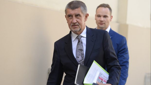 Předseda hnutí ANO Andrej Babiš míří na jednání do sněmovny