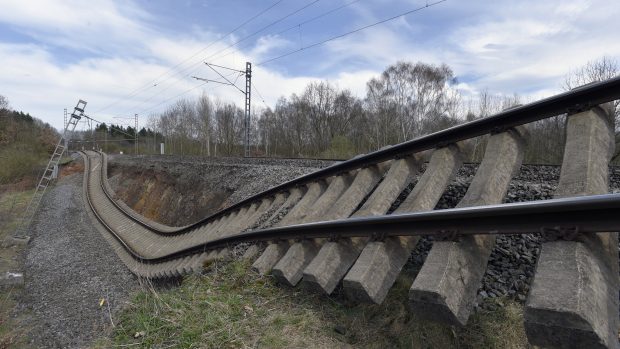 V místě sesuvu byla povolená rychlost 80 km/h. Elektrifikace tratě se tam dělala v roce 2008 a od té doby tam žádné problémy nebyly.