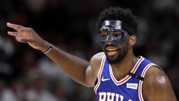 Joel Embiid nastoupil do zápasu play-off NBA s unikátními brýlemi.