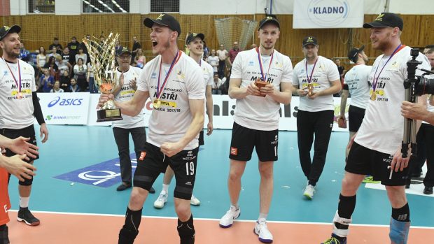 Volejbalisté Karlovarska slaví zisk mistrovského titulu.