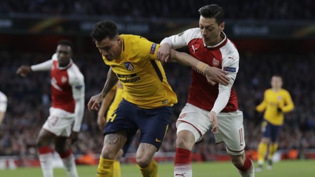 Momentka z úvodního semifinálového utkání mezi Arsenalem a Atléticem.