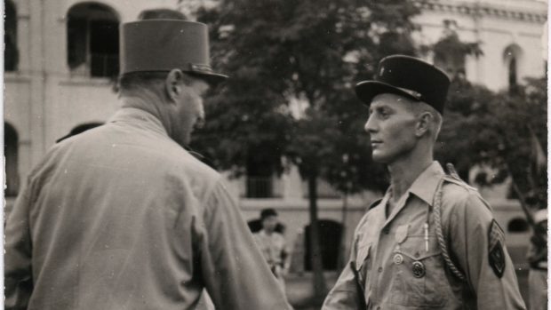 Pavel Knihař (vpravo) v uniformě Cizinecké legie na snímku z roku 1955.