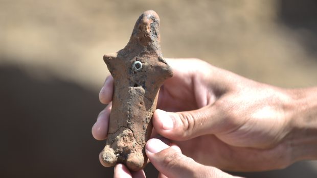 Drobná soška z mladší doby bronzové pravděpodobně náleží k takzvané lužické kultuře, takže je zhruba 3200 let stará.