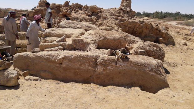 Archeologové našli vápencové základy budovy a pět metrů dlouhý kus vápence.